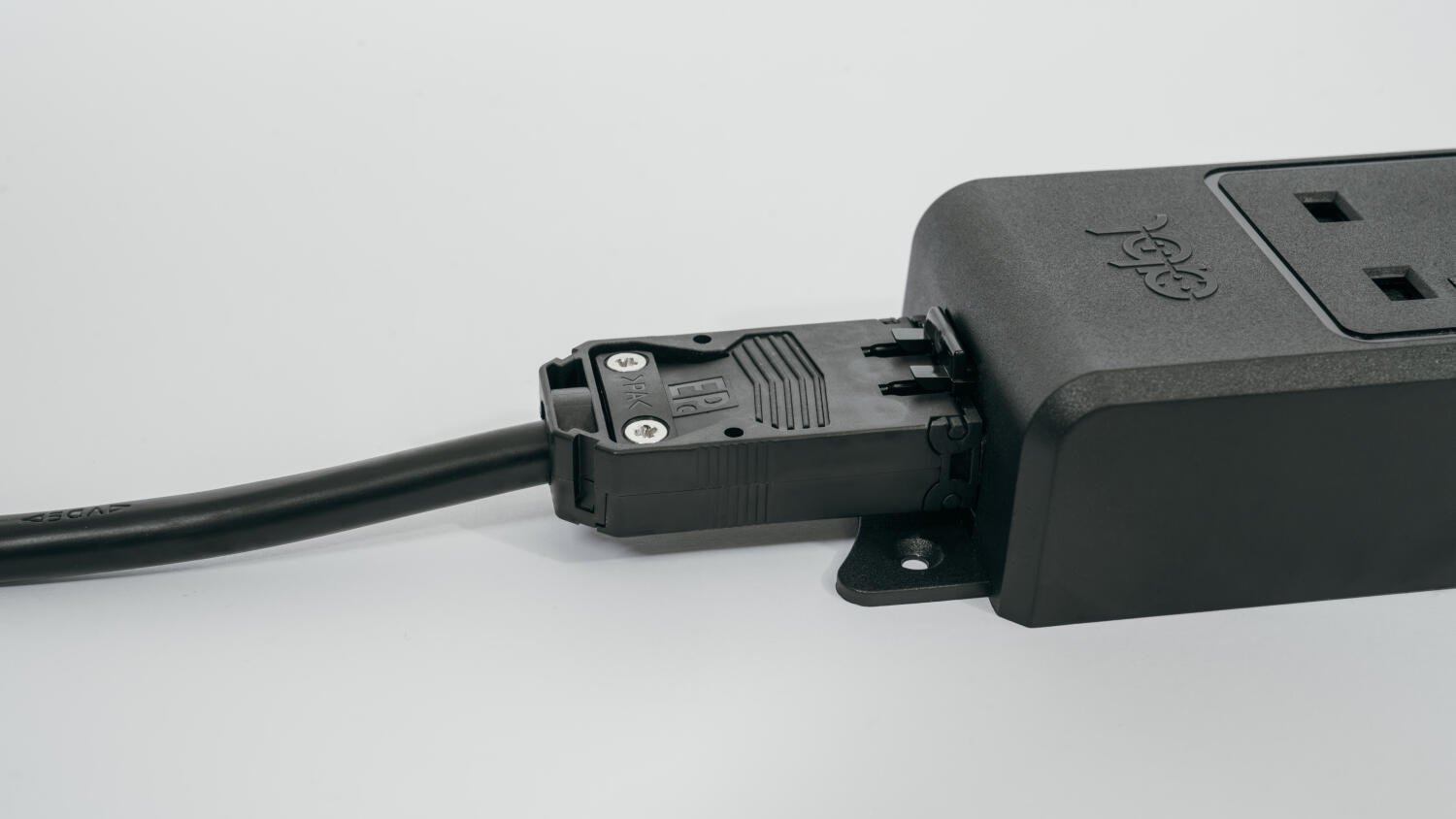 ABL eStrip 4xUK socket 3.15A Power entry/exit via 3 Pole connector ...